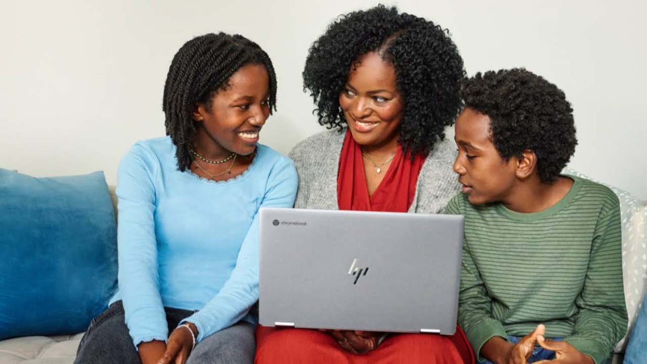 Trois personnes regardant un Chromebook HP