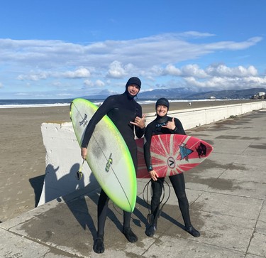 Lionel Conacher et son coach, la surfeuse de grosses vagues renommée, Bianca Valenti, à Ocean Beach, San Francisco.