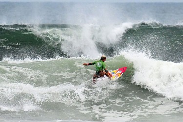 Erin Brooks surfe sur une vague lors des Jeux mondiaux de surf ISA 2023 sur la plage d'El Tunco au Salvador le 7 juin 2023.