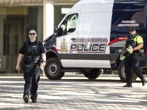 Des membres de la police régionale de Waterloo enquêtent sur une attaque au couteau à l'Université de Waterloo, à Waterloo, en Ontario, le mercredi 28 juin 2023.