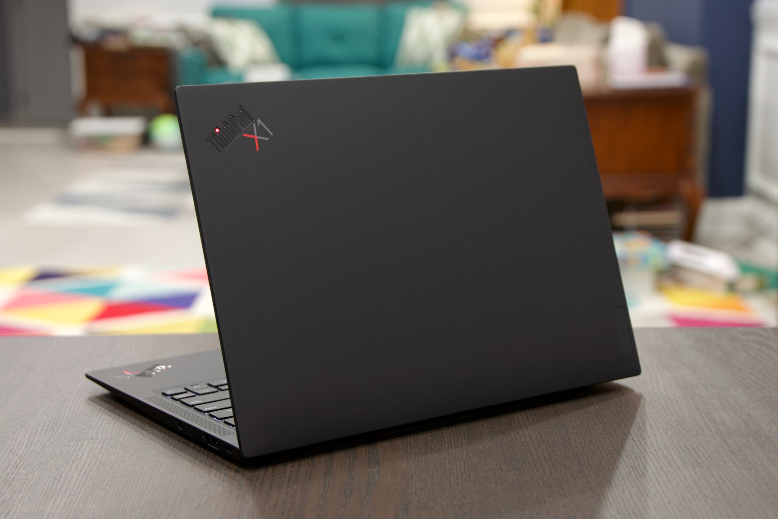 Le ThinkPad X1 Carbon fait partie d'une longue lignée d'ordinateurs portables professionnels noirs discrets. 