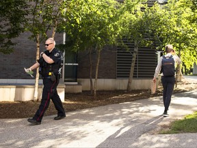 Un agent de la police régionale de Waterloo parcourt le campus.