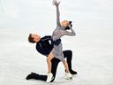 Madison Chock et Evan Bates, aux États-Unis, participent à la danse libre sur glace lors des Jeux olympiques d'hiver de 2022 à Pékin.