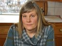 Kathleen Lowrey, professeure agrégée à l'Université de l'Alberta, a été démise de ses fonctions de directrice associée des études de premier cycle du département d'anthropologie en mars.  Lowrey dit qu'elle pense avoir été renvoyée pour ses opinions critiques sur le genre.