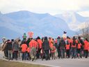 Des membres de la Première nation Stoney Nakoda célèbrent la Journée du chandail orange par une marche solennelle.