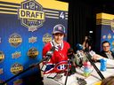 David Reinbacher s'adresse aux médias après avoir été sélectionné par les Canadiens de Montréal avec le cinquième choix au total lors de la ronde 1 du repêchage de la LNH au Bridgestone Arena mercredi.
