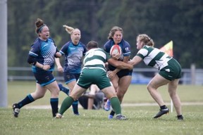 Joueuse de rugby non binaire numéro 8 de la joueuse trans de l'équipe féminine de rugby des Fergus Highlanders, Ash fait un tacle contre les Stoney Creek Camels 17 juin - Brayden Swire photo