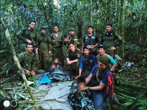 Dans cette photo publiée par la présidence colombienne le vendredi 9 juin 2023, des membres de l'armée posent avec quatre enfants autochtones après que les enfants aient passé plus d'un mois perdus dans la forêt amazonienne à la suite d'un accident d'avion.