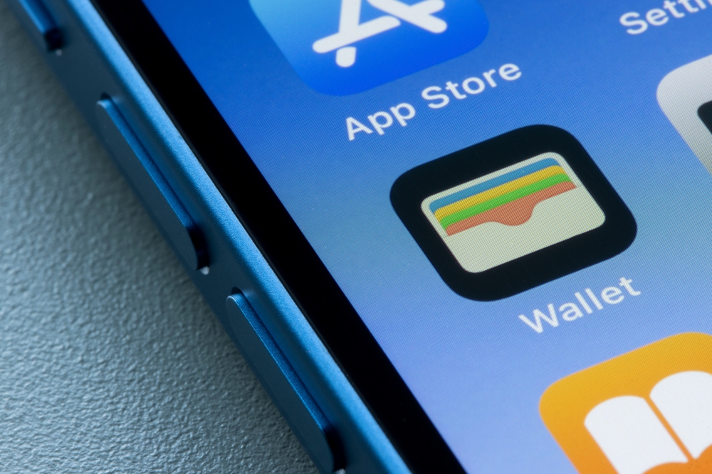 Image d'un iPhone avec l'application Apple Wallet mise au point