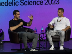 Le quart-arrière de la NFL Aaron Rodgers participe à une conversation avec l'auteur Aubrey Marcus dans le cadre de Psychedelic Science 2023.