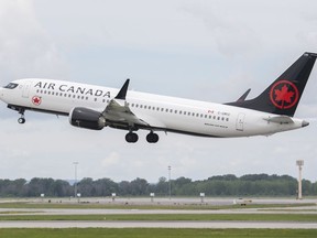 Un avion d'Air Canada décolle de l'aéroport Trudeau de Montréal, le jeudi 30 juin 2022.