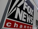 Un panneau de la chaîne Fox News est visible sur un véhicule de télévision à l'extérieur du bâtiment de News Corporation à New York, à New York, aux États-Unis, le 8 novembre 2017. 