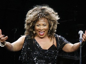 DOSSIER - Tina Turner se produit lors d'un concert à Cologne, en Allemagne, le 14 janvier 2009. Turner, la chanteuse et interprète imparable, est décédée mardi après une longue maladie chez elle à Küsnacht près de Zurich, en Suisse, selon son manager.  Elle avait 83 ans.