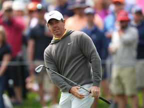 Rory McIlroy, d'Irlande du Nord, regarde sa puce sur le 11e green lors d'un tour d'entraînement avant le championnat PGA 2023.