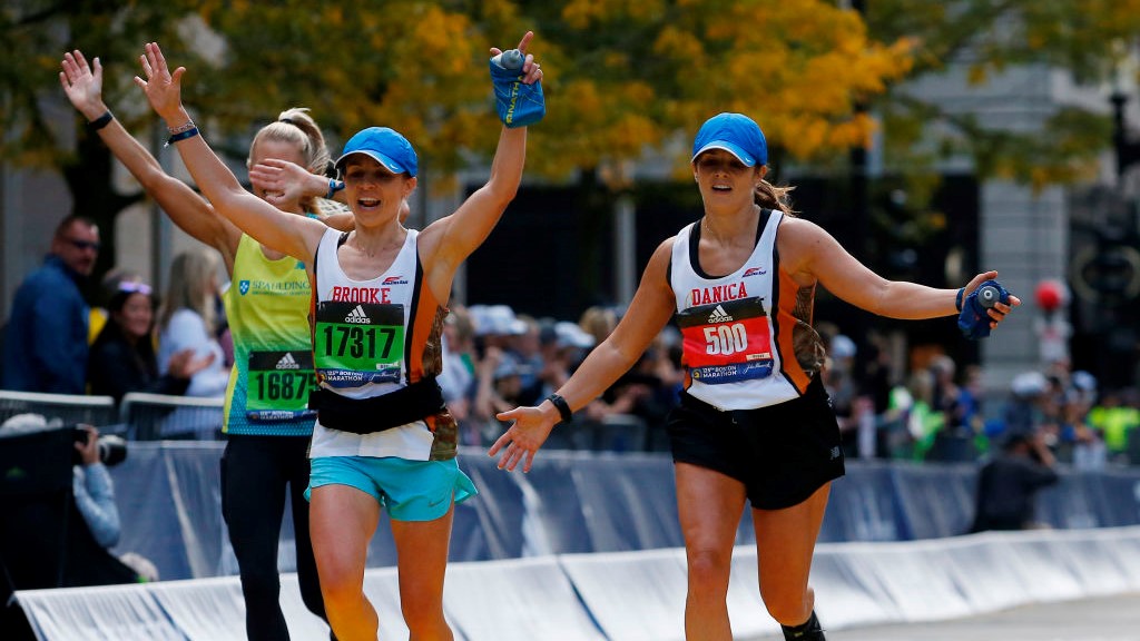 une photo de coureurs au marathon de Boston 2021