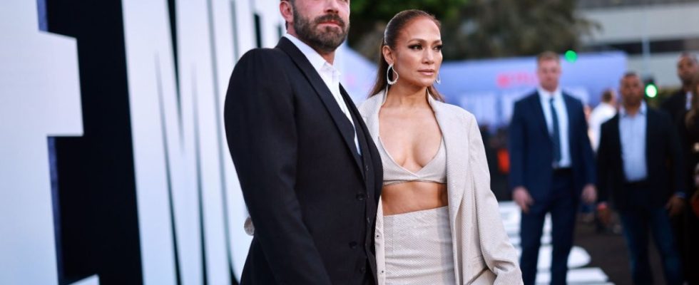 Ben Affleck and Jennifer Lopez posing together on the red carpet of The Mother premiere.