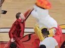 Conor McGregor a éliminé la mascotte des Miami Heat vendredi.