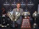 Connor McDavid des Oilers d'Edmonton pose avec le prix Ted Lindsay, le trophée Maurice Richard, le trophée Art Ross et le trophée Hart lors de la remise des prix de la LNH 2023 au Bridgestone Arena le 26 juin 2023 à Nashville.