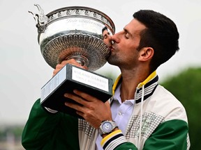 Novak Djokovic embrasse le Trophée des Mousquetaires.