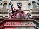 Une statue vandalisée de la reine Victoria est vue sur le campus de l'Université McGill à Montréal le jeudi 18 mars 2021.