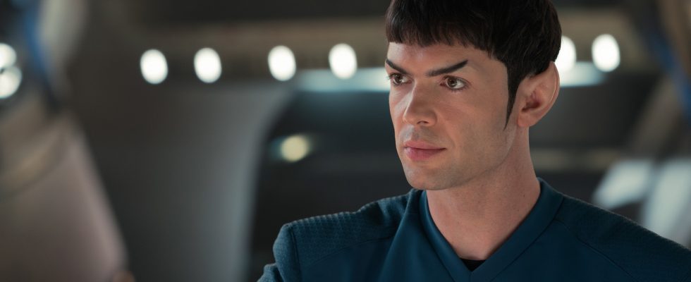 Ethan Peck de Strange New Worlds entend toujours les répliques de Spock dans la voix de Leonard Nimoy