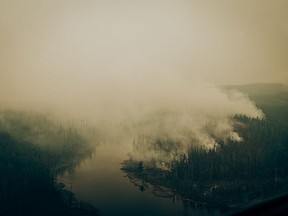 Un feu de forêt brûle dans la forêt de la baie Penicouane à Jamesie sur une photo du 4 juin 2023.