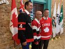 Le vice-président des opérations commerciales des Sénateurs Chris Phillips, le président-directeur général de l'OSEG Mark Goudie et le maire d'Ottawa Mark Sutcliffe ont annoncé que les championnats du monde de hockey junior 2025 auront lieu à Ottawa. 