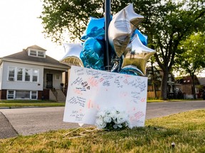 Un mémorial pour un homme qui a été tué et deux autres blessés lors d'une fête dans le quartier sud de Chicago.