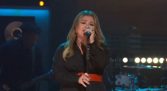 Kelly Clarkson singing