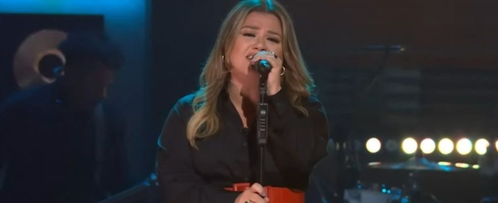 Kelly Clarkson singing