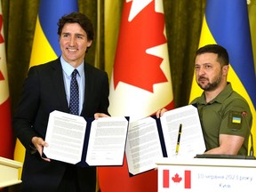 Le premier ministre Justin Trudeau, à gauche, et le président ukrainien Volodymyr Zelenskyy posent avec une déclaration conjointe adoptée par le Canada et l'Ukraine lors d'une conférence de presse à Kiev, en Ukraine, le samedi 10 juin 2023.