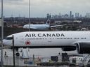 Les avions d'Air Canada sont assis sur le tarmac de l'aéroport international Pearson de Toronto le vendredi 20 mars 2020.