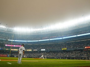 Clarke Schmidt des Yankees de New York lance à Tim Anderson des White Sox de Chicago lors de la première manche le mardi 6 juin 2023 à New York.