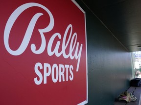 DOSSIER – Un logo Bally Sports se trouve sur un mur de pirogue lors d'un match de baseball d'entraînement de printemps au stade Roger Dean, le 4 mars 2023, à Jupiter, en Floride. La Major League Baseball reprendra les émissions des matchs des San Diego Padres à partir du mercredi 31 mai.