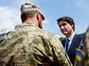 Le Premier ministre canadien Justin Trudeau s'entretient avec des soldats ukrainiens alors qu'il visite une exposition de véhicules militaires détruits à Kiev le 10 juin 2023, au milieu de l'invasion russe de l'Ukraine.