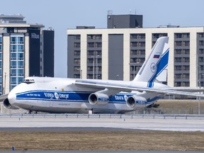 Un avion appartenant à des Russes se trouve sur le tarmac de l'aéroport Pearson de Toronto