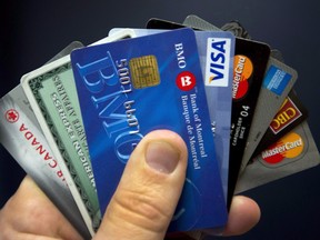 Bien que davantage de Canadiens accuseront du retard dans le remboursement de leurs dettes, la plupart des ménages s'en sortiront, selon les économistes.