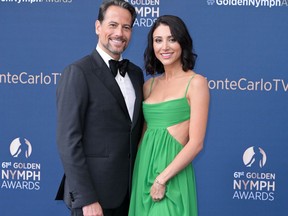 Ioan Gruffudd et Bianca Wallace sont photographiés au 61e Festival de télévision de Monte-Carlo à Monaco le 21 juin 2022.