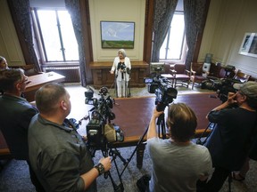 La gouverneure générale Mary Simon s'adresse aux médias à l'Assemblée législative du Manitoba à Winnipeg le mercredi 7 juin 2023.