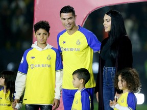 Al Nassr dévoile la nouvelle recrue Cristiano Ronaldo plus tôt cette année.