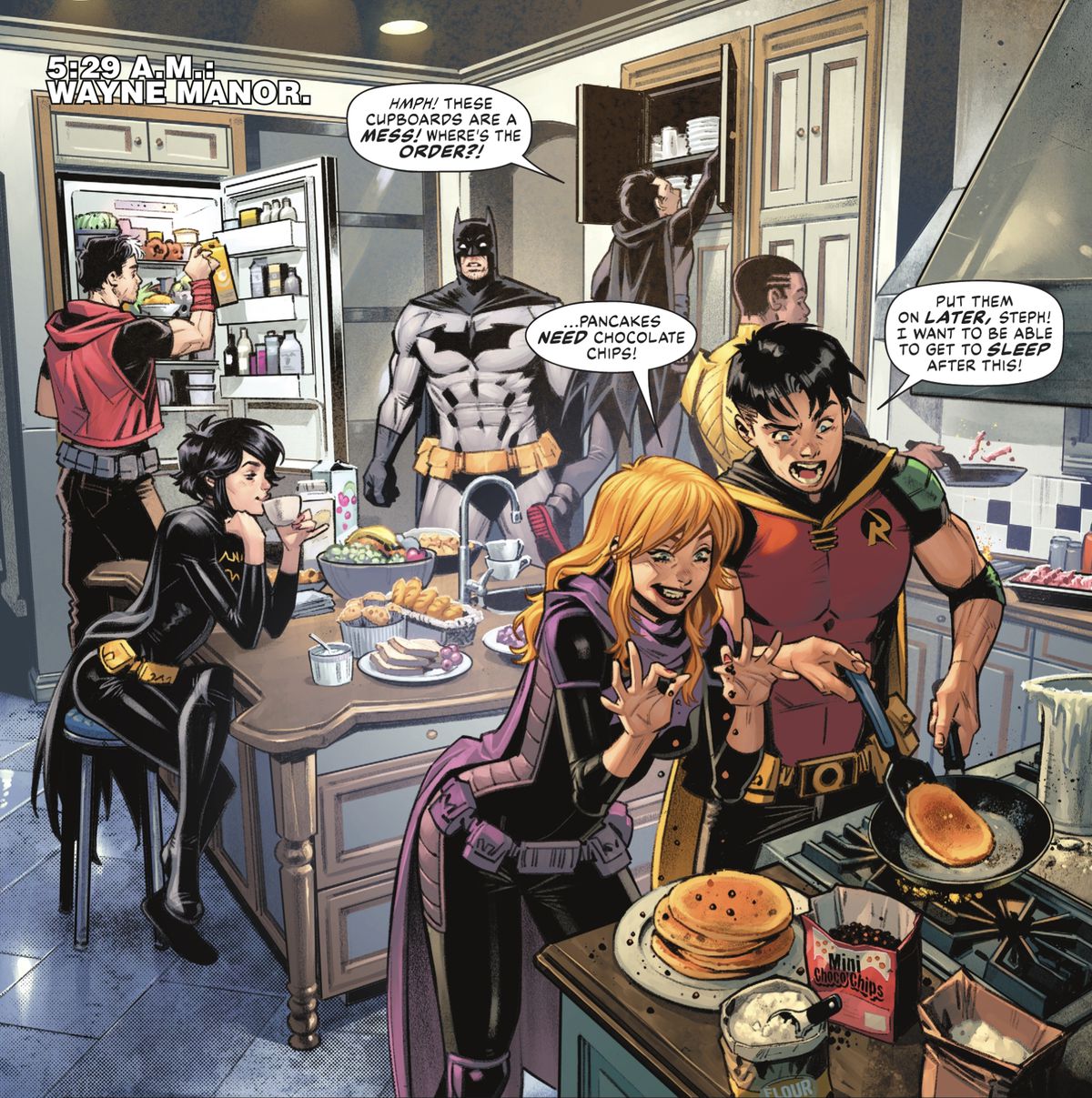 Batman reste abasourdi devant la porte de la cuisine alors que (LtR) Red Hood, Batgirl (Cass), Robin (Damian), Batgirl (Steph), Signal et Robin (Tim) font une descente dans le réfrigérateur et les placards, sirotent du thé et préparent des crêpes et bacon dans Batman # 135 (2023).  Damian se plaint qu'il n'y a pas d'ordre dans les placards, tandis que Tim et Steph se disputent pour mettre des pépites de chocolat dans les pancakes. 