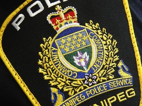 Un insigne d'épaule du Service de police de Winnipeg est présenté à Winnipeg, le 5 novembre 2019.