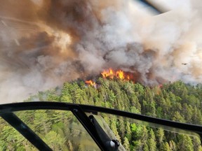 Le feu de forêt de Sudbury 17 (SUD017) brûle à l'est du parc provincial Mississagi, près d'Elliot Lake, en Ontario.  dans cette photo du dimanche 4 juin 2023.