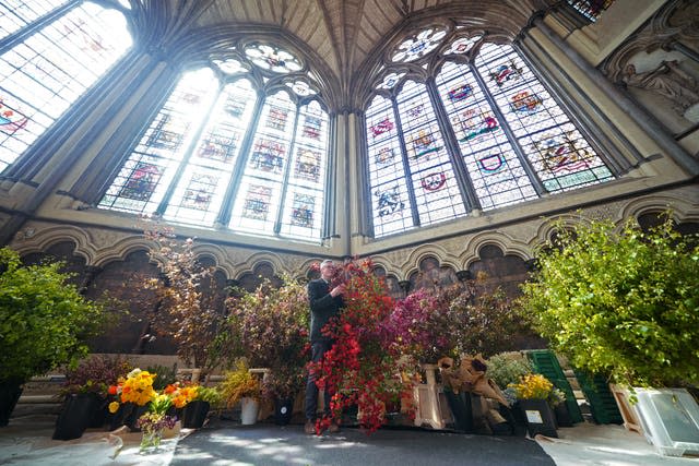 Le fleuriste Shane Connolly, qui a arrangé les fleurs à l'abbaye de Westminster, parmi les fleurs du service de couronnement (Yui Mok/PA)