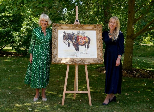 La reine reçoit une peinture à l'huile de l'artiste Mandy Shepherd de Juno 