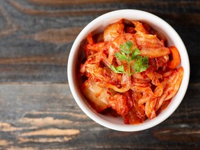 Chou kimchi dans un bol