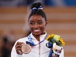 Simone Biles de l'équipe des États-Unis pose avec la médaille de bronze aux Jeux Olympiques de Tokyo 2020.