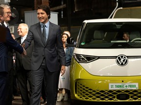Le ministre Justin Trudeau arrive pour faire une annonce sur une usine de batteries de véhicules électriques Volkswagen à St. Thomas, en Ontario, le 21 avril.