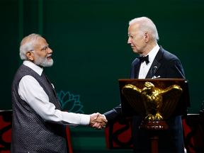 Joe Biden et le Premier ministre indien Narendra Modi se serrent la main