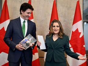 Le premier ministre Justin Trudeau et la vice-première ministre et ministre des Finances Chrystia Freeland arrivent pour présenter le budget fédéral à la Chambre des communes sur la Colline du Parlement à Ottawa, le mardi 28 mars 2023.